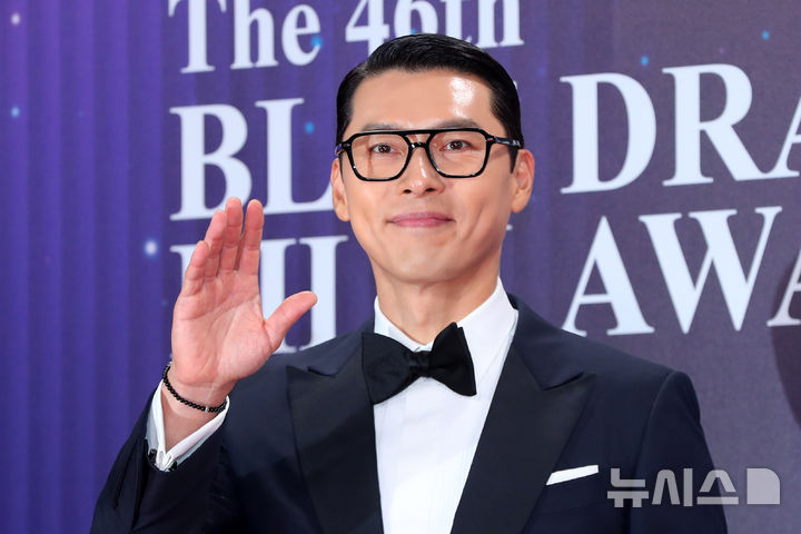 [서울=뉴시스] 김혜진 기자 = 배우 현빈이 지난해 11월 19일 오후 서울 영등포구 KBS홀에서 열린 제46회 청룡영화상 레드카펫 행사에서 포즈를 취하고 있다. 2026.04.07. jini@newsis.com