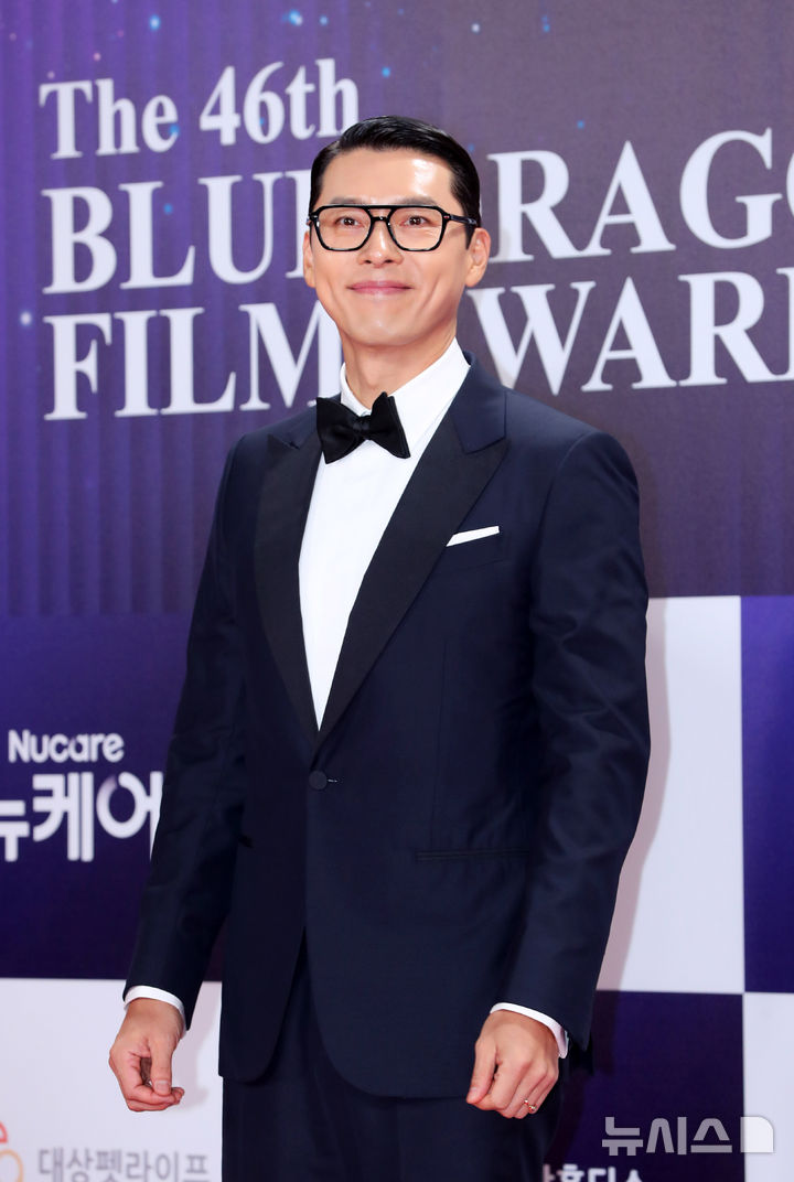 [서울=뉴시스] 김혜진 기자 = 배우 현빈이 19일 오후 서울 영등포구 KBS홀에서 열린 제46회 청룡영화상 레드카펫 행사에서 포즈를 취하고 있다. 2025.11.19. jini@newsis.com