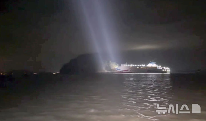 [신안=뉴시스] 19일 오후 전남 신안군 장산면 족도에서 승객 260여명을 태운 여객선이 좌초해 해경이 구조작업을 벌이고 있다. (사진=동영상 갈무리). photo@newsis.com *재판매 및 DB 금지