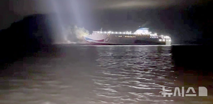 [신안=뉴시스] 19일 오후 전남 신안군 장산면 족도에서 승객 260여명을 태운 여객선이 좌초해 해경이 구조작업을 벌이고 있다. (사진=동영상 갈무리). photo@newsis.com *재판매 및 DB 금지