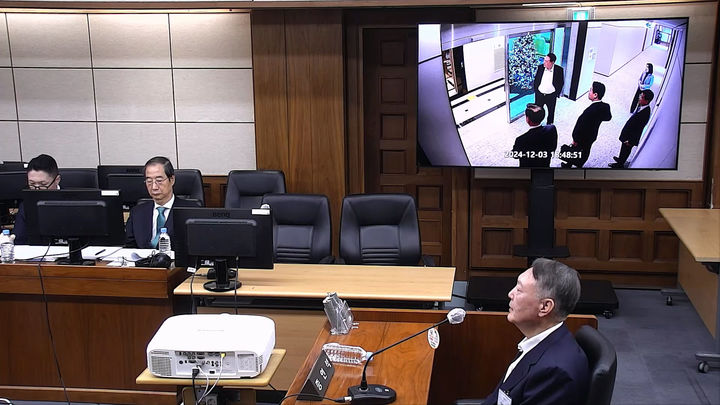 [서울=뉴시스] 내란 특검이 한덕수 전 국무총리 사건 재판에 출석해 위증한 혐의로 기소된 윤석열 전 대통령에게 징역 2년의 실형을 구형했다. 윤 전 대통령 측은 위증죄가 성립하지 않아 무죄가 선고돼야 한다고 맞섰다. 사진은 지난해 11월 19일 한 전 총리 재판에 증인으로 출석한 윤 전 대통령. (사진=서울중앙지방법원 제공) 2026.04.16. photo@newsis.com *재판매 및 DB 금지