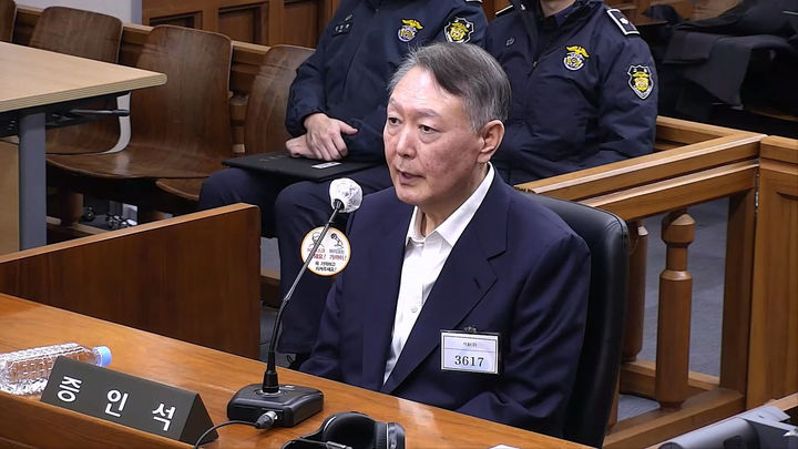 [서울=뉴시스] 윤석열 전 대통령이 19일 서울 서초구 서울중앙지법에서 열린 내란방조, 위증 등 혐의 한덕수 전 국무총리 10차 공판에 증인으로 출석해있다. (사진=서울중앙지방법원 제공) 2025.11.19. photo@newsis.com *재판매 및 DB 금지