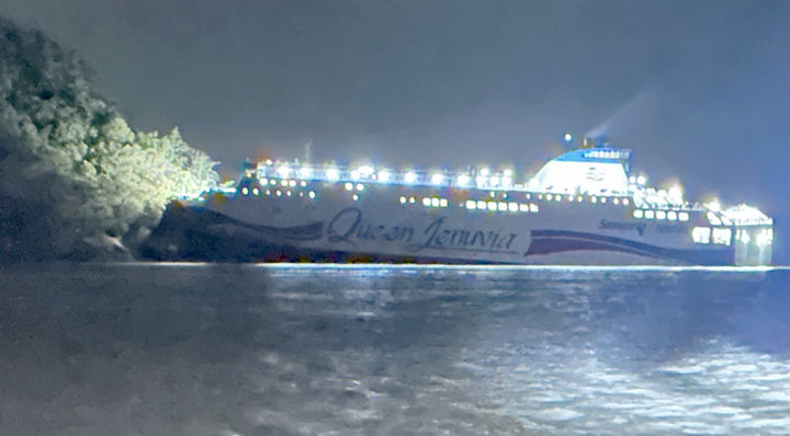 [신안=뉴시스] 19일 오후 전남 신안군 장산면 족도에서 승객 260여명을 태운 여객선이 좌초했다. (사진=목포해양경찰서 제공). photo@newsis.com *재판매 및 DB 금지