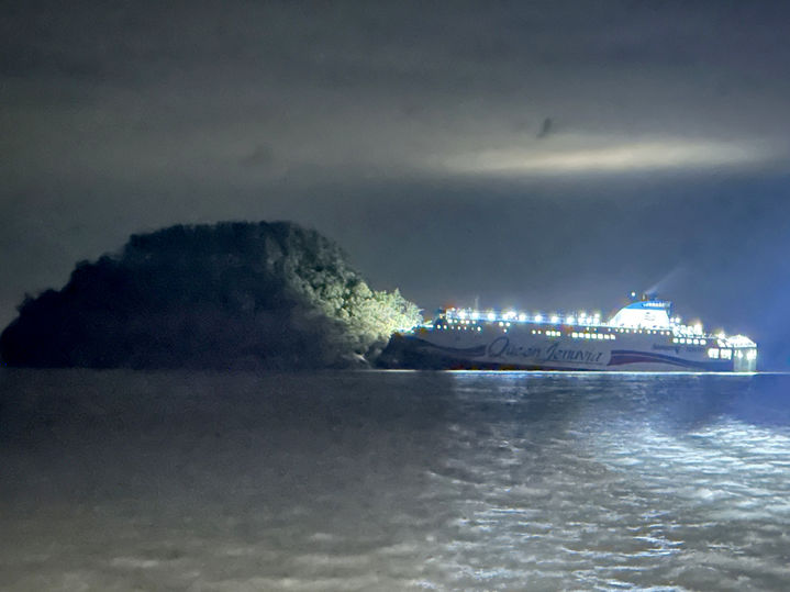 [신안=뉴시스] 19일 오후 전남 신안군 장산면 족도에서 승객 260여명을 태운 여객선이 좌초했다. (사진=목포해양경찰서 제공). photo@newsis.com *재판매 및 DB 금지