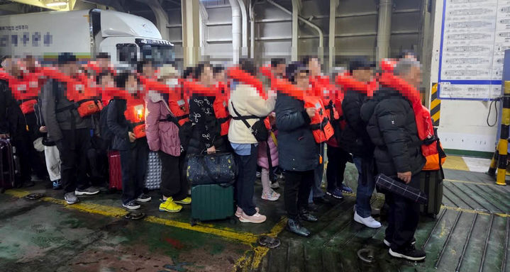 [신안=뉴시스] 19일 오후 전남 신안군 장산면 족도에서 승객 260여명을 태운 여객선이 좌초했다. (사진=목포해양경찰서 제공). photo@newsis.com *재판매 및 DB 금지