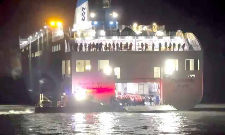 [신안=뉴시스] 19일 오후 전남 신안군 장산면 족도에서 승객 260여명을 태운 여객선이 좌초했다. (사진=목포해양경찰서 제공). photo@newsis.com *재판매 및 DB 금지