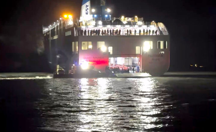 [신안=뉴시스] 19일 오후 전남 신안군 장산면 족도에서 승객 260여명을 태운 여객선이 좌초했다. (사진=목포해양경찰서 제공). photo@newsis.com *재판매 및 DB 금지