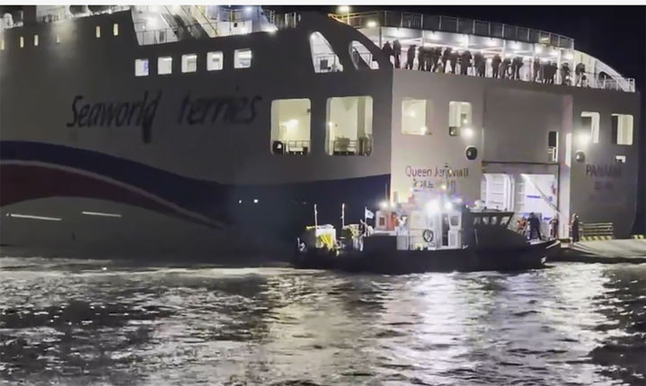 [신안=뉴시스] 19일 오후 전남 신안군 장산면 족도에서 승객 260여명을 태운 여객선이 좌초했다. (사진=목포해양경찰서 제공). photo@newsis.com *재판매 및 DB 금지