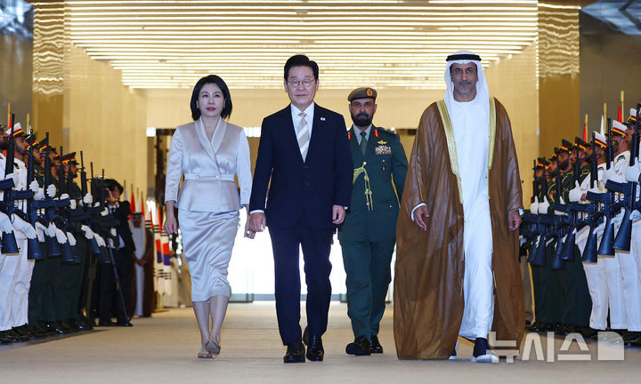 [아부다비=뉴시스] 최동준 기자 = 아랍에미리트(UAE) 국빈 방문 일정을 마친 이재명 대통령과 김혜경 여사가 19일(현지 시간) 아부다비 왕립공항에서 이집트 카이로로 출발하기 위해 공군 1호기로 향하고 있다. 2025.11.19. photocdj@newsis.com