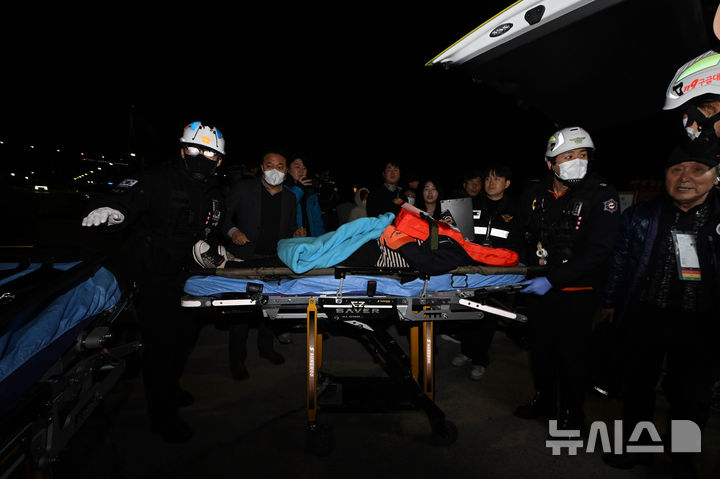 [목포=뉴시스] 이영주 기자 = 목포해경이 19일 오후 전남 목포시 해경부두에서 좌초됐던 퀸제누비아2호 승객들을 구조해 옮기고 있다. 2025.11.19. leeyj2578@newsis.com