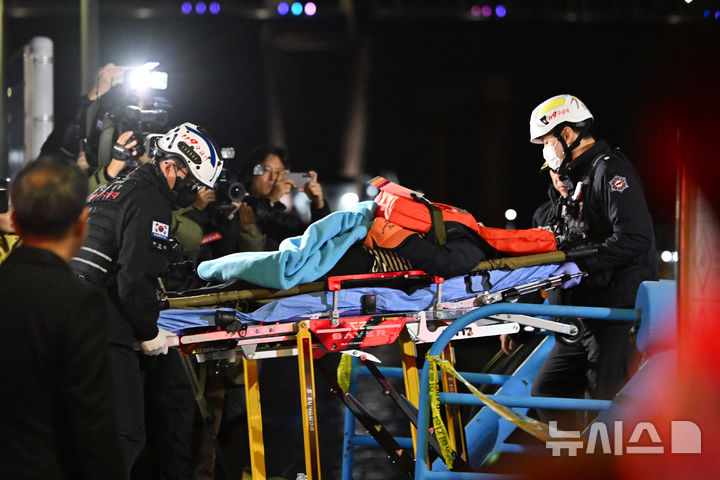 [목포=뉴시스] 이영주 기자 = 목포해경이 19일 오후 전남 목포시 해경부두에서 좌초됐던 퀸제누비아2호 승객들을 구조해 옮기고 있다. 2025.11.19. leeyj2578@newsis.com