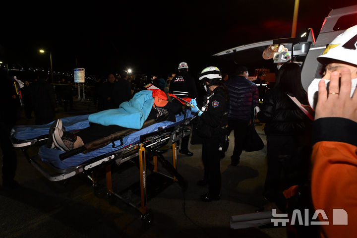[목포=뉴시스] 이영주 기자 = 목포해경이 19일 오후 전남 목포시 해경부두에서 좌초됐던 퀸제누비아2호 승객들을 구조해 옮기고 있다. 2025.11.19. leeyj2578@newsis.com