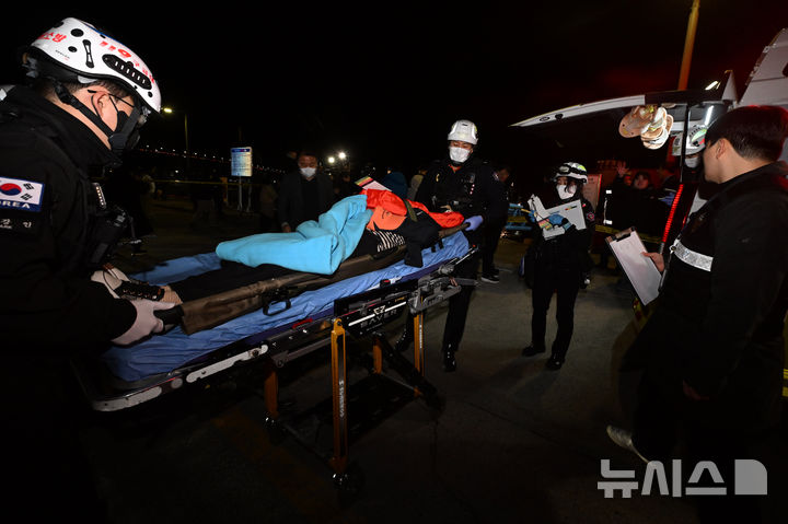 [목포=뉴시스] 이영주 기자 = 목포해경이 19일 오후 전남 목포시 해경부두에서 좌초됐던 퀸제누비아2호 승객들을 구조해 옮기고 있다. 2025.11.19. leeyj2578@newsis.com