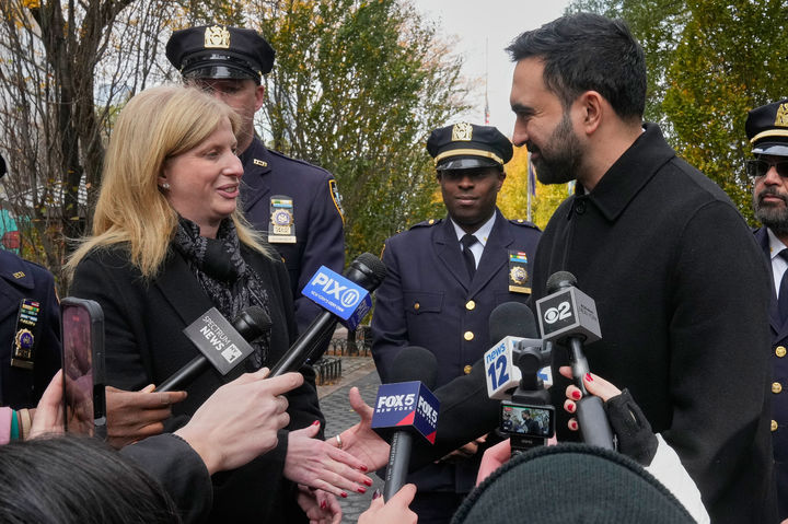 [뉴욕= AP/뉴시스] 뉴욕시 경찰위원회 제시카 티쉬 커미셔너가 지난 11월 19일 경찰의 한 추모식장을 방문한 조란 맘다니 신임 뉴욕시장과 악수하고 있다.&nbsp; 티쉬위원은 12월 14일 발생한 10대 6명 총격사건이 갱단과 관련된 듯하다고 말했다. 2025. 12.15.&nbsp;&nbsp; 