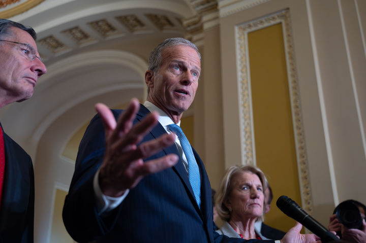 [워싱턴=AP/뉴시스] 도널드 트럼프 미국 대통령이 관세 수입을 활용해 미국 국민에게 1인당 2000달러를 배당금 형태로 지급하겠다는 계획을 발표한 데 대해 상원 내 공화당 의원들은 냉담한 반응을 보이고 있다. 사진은 존 튠 상원 공화당 원내 대표가 19일(현지시각) 기자들에게 발언하는 모습. 2025.11.20.&nbsp; 