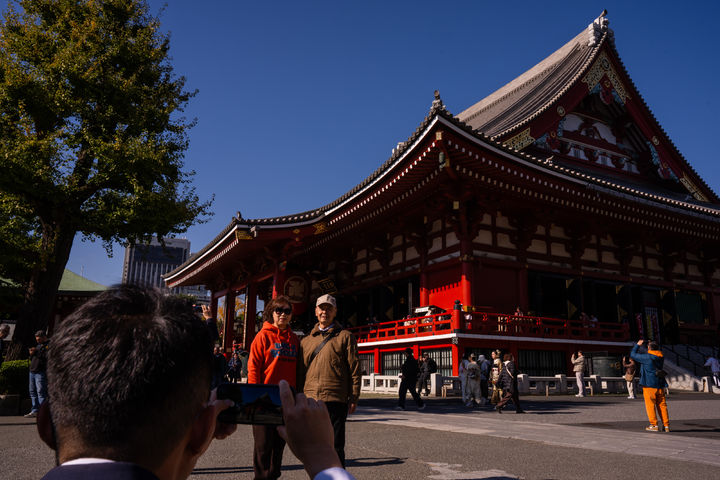 [도쿄=AP/뉴시스] ﻿﻿다카이치 사나에 일본 총리의 대만 관련 발언 이후 중일 관계가 급속히 냉각되는 가운데, 일본을 찾는 중국인 관광객 수가 급감하고 있는 것으로 나타났다. 사진은 지난달 20일 중국 관광객들이 일본 도쿄 아사쿠사 지역 센소지를 방문해 기념사진을 찍는 모습. 2025.12.17