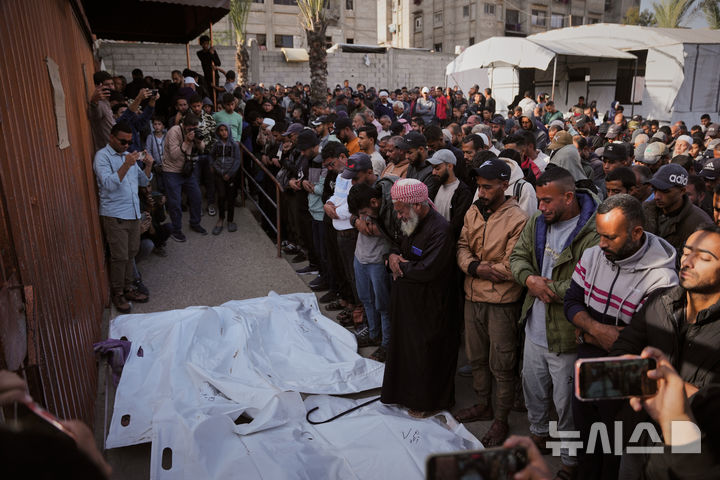 [AP/뉴시스] 20일 남부 칸 유니스의 나세르 병원에서 이스라엘 공습 사망자 장례식이 열렸다