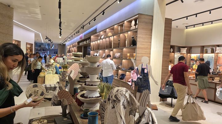 [카이로 사진=박현주 미술전문기자]권재영 대표가 운영하는 이집트 대박물관 아트숍. 유물 굿즈부터 의상, 보석 수공예품까지 다양하다. 2025.11.19. hyun@newsis.com *재판매 및 DB 금지