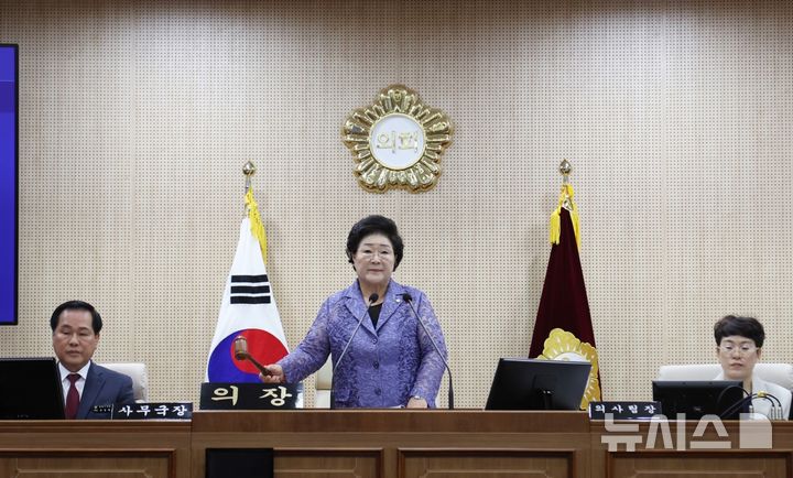 [통영=뉴시스] 신정철 기자= 경남 통영시의회(의장 배도수)는 오는 24일부터 12월 16일까지 23일간 제240회 통영시의회 제2차 정례회를 개회, 천영기 통영시장의 2026년도 예산안 제출에 따른 시정연설을 비롯 2026년도 주요업무계획 보고를 바탕으로 2026년도 당초예산안 등을 심사할 예정이다.사진은 제239회 임시회 폐회 모습.(사진=뉴시스DB).2025.11.19. sin@newsis.com