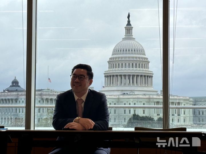 [워싱턴=뉴시스]이윤희 특파원 = 미국 대형 로펌 넬슨멀린스에서 로비스트로 활동하고 있는 신우진 파트너변호사가 19일(현지 시간) 워싱턴DC 넬슨멀린스 사무실에서 특파원들과 만나 발언하고 있다. 2025.11.20.