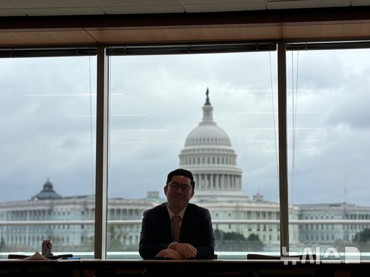 [워싱턴=뉴시스]이윤희 특파원 = 미국 대형 로펌 넬슨멀린스에서 로비스트로 활동하고 있는 신우진 파트너변호사가 19일(현지 시간) 워싱턴DC 넬슨멀린스 사무실에서 특파원들과 만나 발언하고 있다. 2025.11.20.