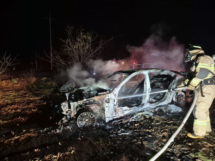 [당진=뉴시스] 당진시 BMW 승용차 화재를 소방대원이 진화하고 있다. (사진= 당진소방서 제공) *재판매 및 DB 금지