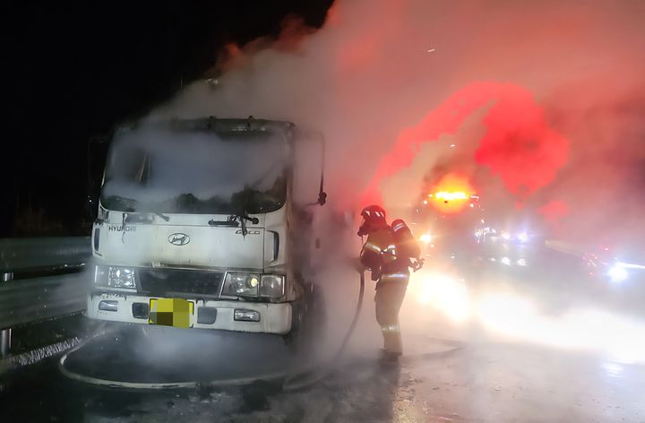  [문경=뉴시스] 문경시 유곡동 중부내륙고속도로 상주방향 문경휴게소 인근에서 발생한 화물차 화재를 진화하고 있다. (사진=경북소방본부 제공) 2025.11.20. photo@newsis.com *재판매 및 DB 금지