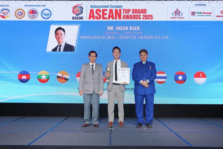 '아세안 우수 리더' 선정된 (가운데)백인국 태웅로직스 베트남 법인장. (사진=태웅로직스 제공) *재판매 및 DB 금지