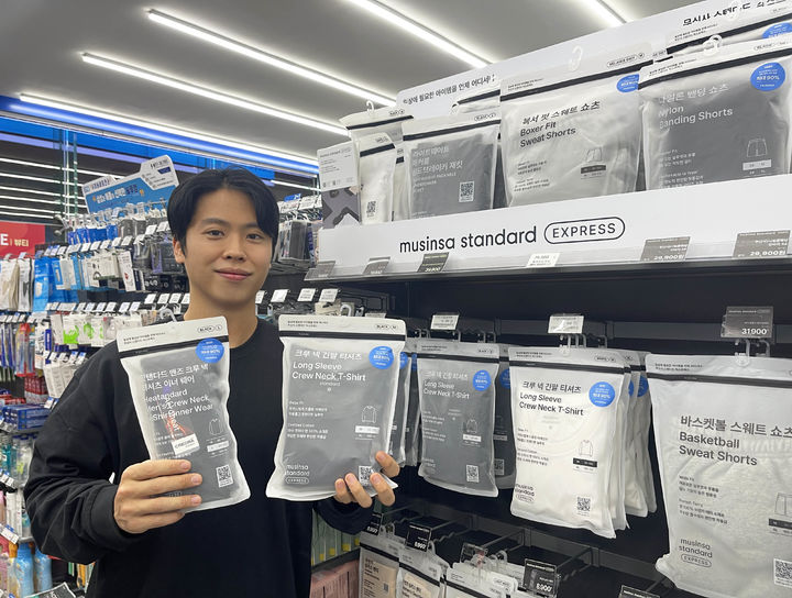 [서울=뉴시스] GS리테일이 운영하는 편의점 GS25가 무신사 스탠다드와 함께 겨울 시즌 의류 라인업을 확대한다고 20일 밝혔다. (사진=GS리테일 제공) *재판매 및 DB 금지