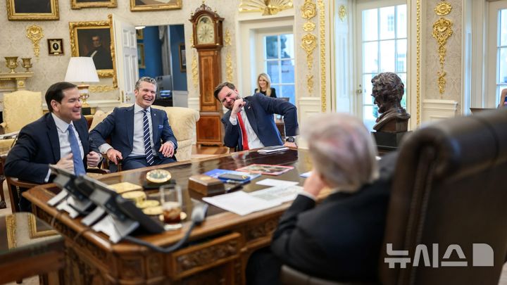 [서울=뉴시스]스위스 기업인들이 도널드 트럼프 미 대통령에게 선물한 롤렉스 탁상시계와 45대, 47대 대통령임을 표시한 금괴가 백악관 집무실 책상 위전화기 앞에 놓여 있다. (출처=Hodinkee) 2025.11.20.