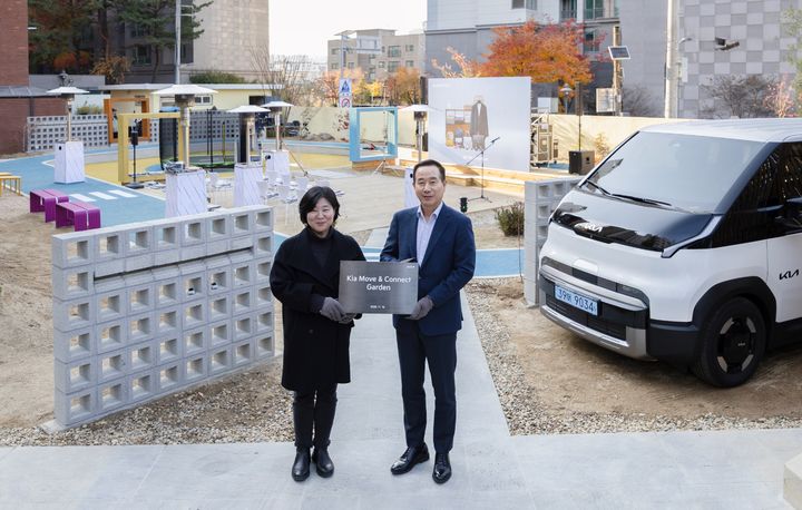 [서울=뉴시스] 정원정 기아 부사장(오른쪽)이 허경아 꿈나무마을 파란꿈터 원장과 19일 서울 은평구 꿈나무마을 파란꿈터에서 기념 촬영하는 모습. (사진=기아) 2025.11.20 photo@newsis.com *재판매 및 DB 금지&nbsp; *재판매 및 DB 금지