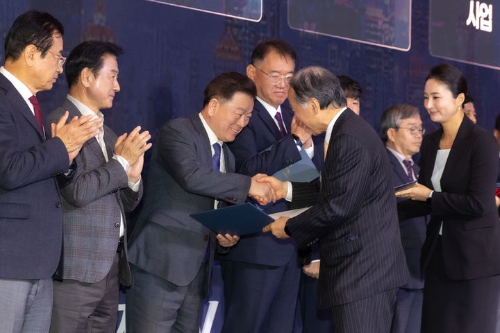 [광명=뉴시스]박승원 광명시장이 김충환 (사)한국공공자치연구원 이사장(사진 오른쪽)으로부터 인증서를 받고 있다.(사진=광명시 제공)2025.11.20.photo@newsis.com *재판매 및 DB 금지