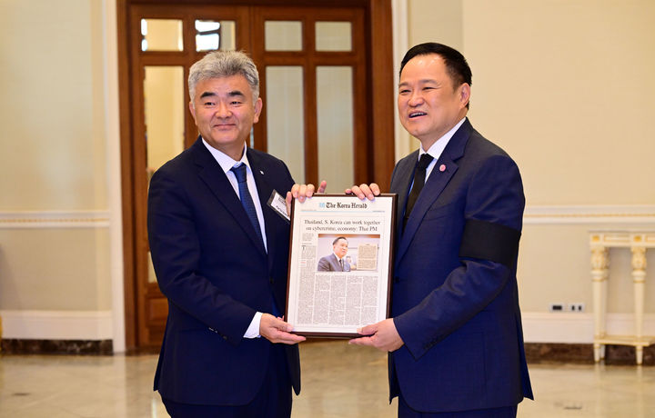 대우건설 정원주 회장(왼쪽)과 태국 아누틴 찬위라꾼 총리(오른쪽)가 면담 후 기념촬영을 하고 있다. (사진=대우건설 제공) *재판매 및 DB 금지
