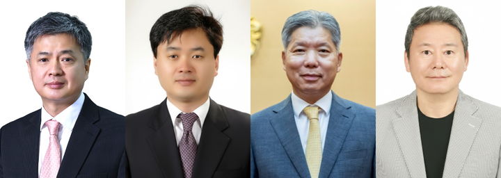 [서울=뉴시스] '2025 자랑스러운 성균언론인상' 수상자. (왼쪽부터) 이제교 문화일보 편집국장, 이천종 세계일보 편집국장, 이영진 전 헌법재판관, 유상수 삼일회계법인 대표. (사진=성균관대 제공) 2025.11.20. photo@newsis.com *재판매 및 DB 금지