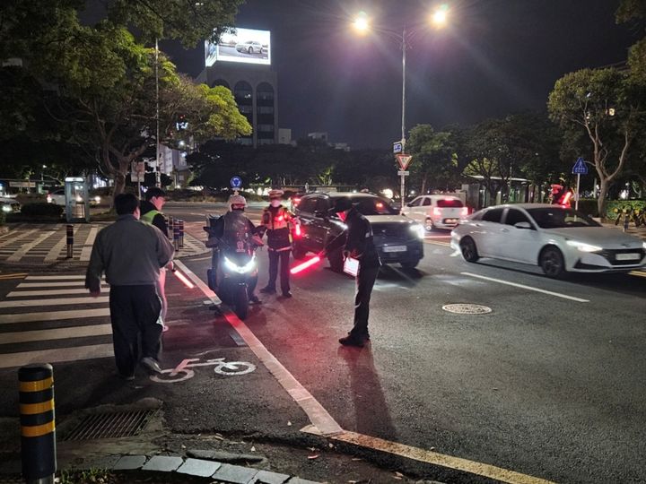 [제주=뉴시스] 17일 제주시가 연동·노형동에서 제주서부경찰서, 교통안전공단, 읍·면·동과 함께 불법 이륜차 합동단속을 벌이고 있다. (사진=제주시 제공) 2025.11.20. photo@newsis.com *재판매 및 DB 금지