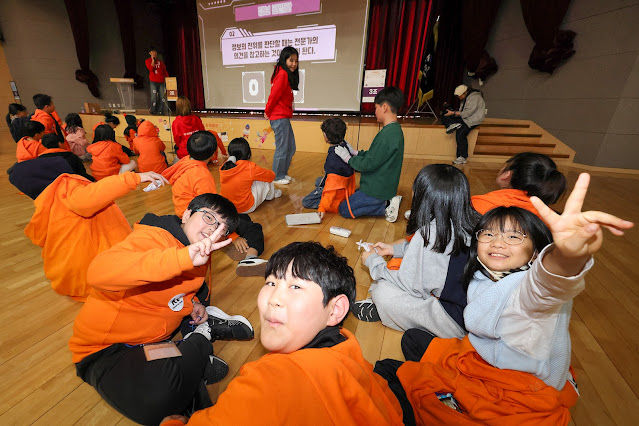 [서울=뉴시스] KT가 한국방송통신전파진흥원(KCA)과 전라남도 나주시 초등학생 95명을 대상으로 ‘인공지능(AI)·미디어와 함께하는 디지털 미래 캠프’를 개최했다. (사진=KT 제공) *재판매 및 DB 금지