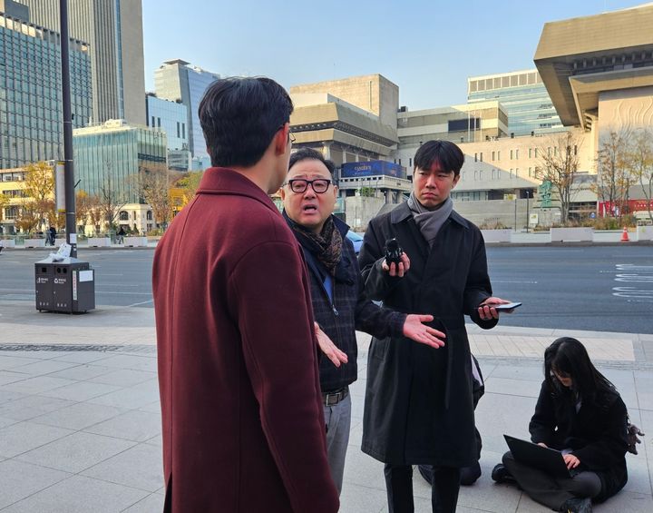 [서울=뉴시스] 오정우 기자 = 서성빈 드론돔 대표가 윤석열 정부 당시 대통령실 '로봇개' 납품 사업 수주 과정에서 김건희 여사에게 고가 명품 시계를 건네 특혜를 받았다는 의혹을 수사 중인 특별검사팀에 20일 재출석했다. 2025.11.20. friend@newsis.com *재판매 및 DB 금지