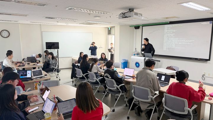 [서울=뉴시스] 삼육대 교직원들이 바이브코딩 실습 교육을 듣고 있다. (사진=삼육대 제공) 2025.11.20. photo@newsis.com *재판매 및 DB 금지