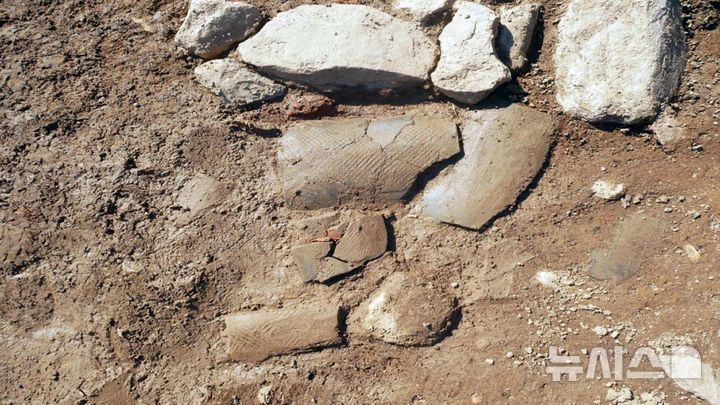 [군산=뉴시스] 고석중 기자= 군산 옥구 상평리에서 발굴된 후백제 기와. (사진=군산시 제공) 2025.11.20. photo@newsis.com