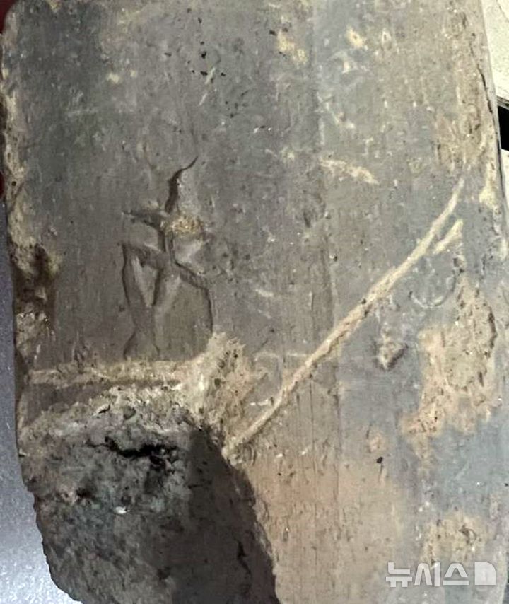 [군산=뉴시스] 고석중 기자= 군산 옥구 상평리에서 발굴된 후백제 기와시자. (사진=군산시 제공) 2025.11.20. photo@newsis.com