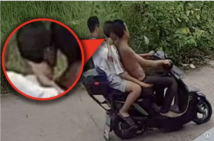 [서울=뉴시스]남성 두 명이 수영을 하다가 익사한 친구(가운데)를 오토바이에 태워 이동하고 있다. (사진출처: 홍콩 사우스차이나모닝포스트 캡처) 2025.11.20.