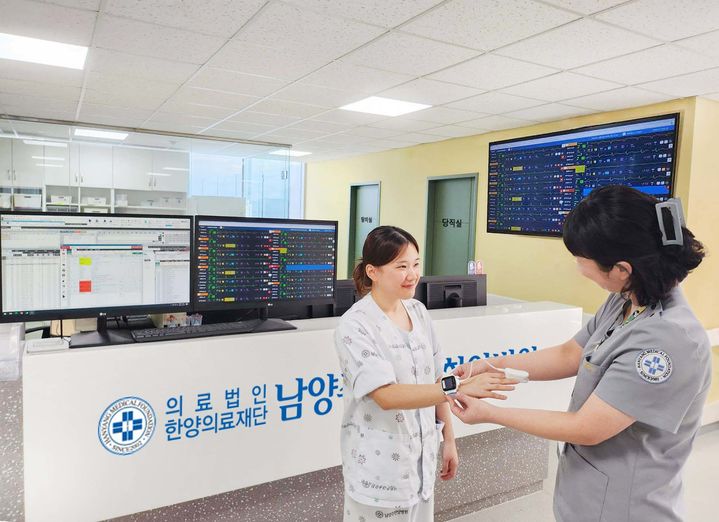 [서울=뉴시스] 남양주한양병원의 한 병동에서 간호사가 환자에게 씽크와 연동되는 산소포화도 측정 기기를 적용하고 있다. (사진=대웅제약 제공) 2025.11.20. photo@newsis.com *재판매 및 DB 금지
