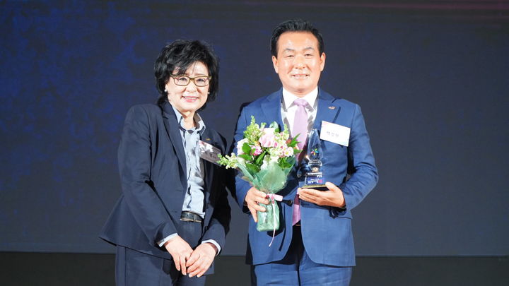 [논산=뉴시스]백성현 논산시장이 전국여성대회에서 우수지자체장상을 수상했다. 2025.11. 20 photo@newsis.com *재판매 및 DB 금지