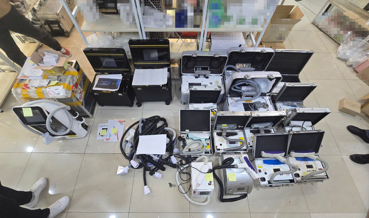 [부산=뉴시스] 남해해경청이 압수한 무허가 의료기기들 (사진=남해해경청 제공) 2025.11.20. photo@newsis.com *재판매 및 DB 금지