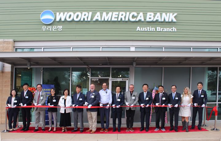 19일(현지시각) 우리아메리카은행의 미국 텍사스주 오스틴지점 개점행사에 참석한 류형진 우리은행 글로벌그룹장(왼쪽 9번째), 이태훈 우리아메리카은행 법인장(왼쪽 13번째), 마크 듀발 오스틴 아시안상공회의소 CEO(왼쪽 10번째), 에릭 보이스 시더파크 시의원(왼쪽 7번째), 데이브 포터 윌리암슨카운티 경제개발청 이사(왼쪽 8번째), 이옥희 오스틴 한인회장(왼쪽 5번째), 지은현 코리아텍사스포럼 대표(왼쪽 4번째) 등 관계자들이 기념촬영을 하고 있다. (사진=우리은행 제공) *재판매 및 DB 금지