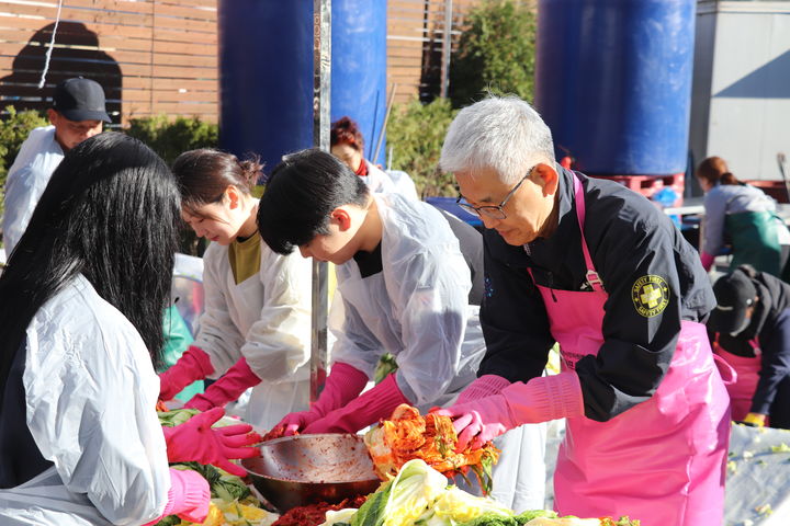 [서울=뉴시스] 명지대 자연캠퍼스 사회봉사단 그린나래는 용인 한울장애인공동체에 방문해 김장 봉사를 진행했다. (사진=명지대 제공) 2025.11.20. photo@newsis.com *재판매 및 DB 금지