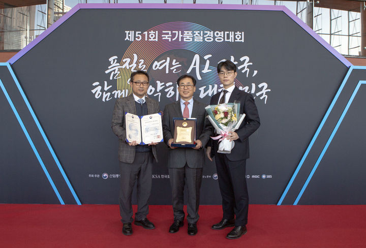 [서울=뉴시스]박창덕(가운데) 귀뚜라미범양냉방 전무.(사진=귀뚜라미 제공) 2025.11.20. photo@newsis.com&nbsp; *재판매 및 DB 금지