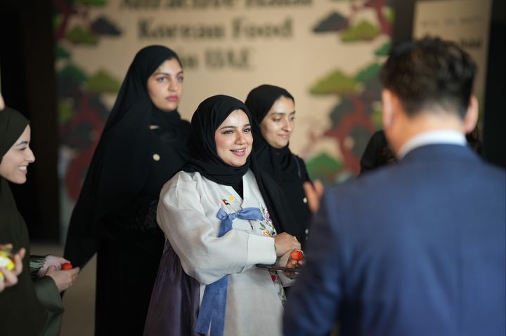 [세종=뉴시스] 농림축산식품부가 19일 아랍에미리트(UAE) 아부다비에서 중동 인플루언서를 초청해 '할랄 K-푸드' 홍보 행사를 진행했다. (사진=농식품부 제공) *재판매 및 DB 금지