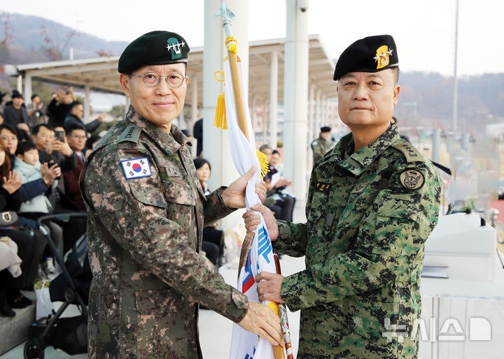 [이천=뉴시스]박성제 특수전사령관이 김규하 육군참모총장으로 부터 부대기를 이양 받고 있다(사진=육군특수전사령부)2025.11.20.photo@newsis.com