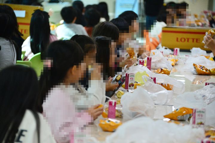 20일 충북 학교비정규직(교육공무직) 노조원들이 실질임금 인상을 촉구하며 총파업에 들어간 가운데, 청주의 한 초등학교에서 아이들이 빵과 우유를 먹고 있다.2025.11.20.kipoi@newsis.com *재판매 및 DB 금지